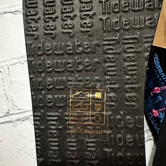 Tidewater Boardwalk Women’s Flamingo Paradise - Flip-Flop Sandals - Size 6 - NWT - Picture 3 of 4